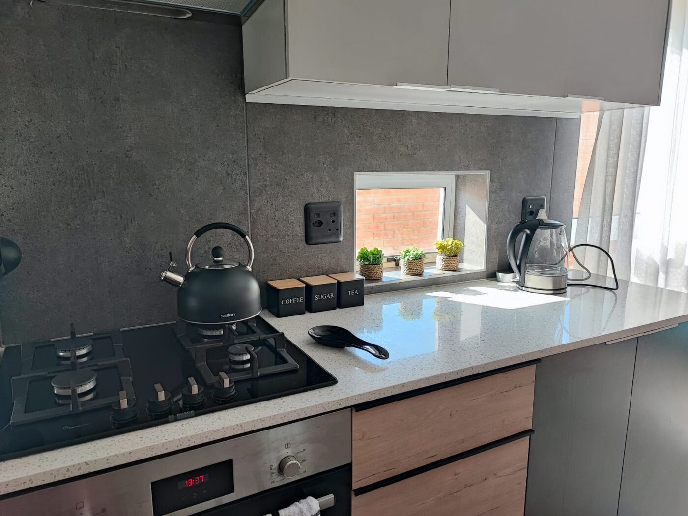 Kitchen with a gas hob, kettle and wiped-down stone counter after a Cayroh clean in George